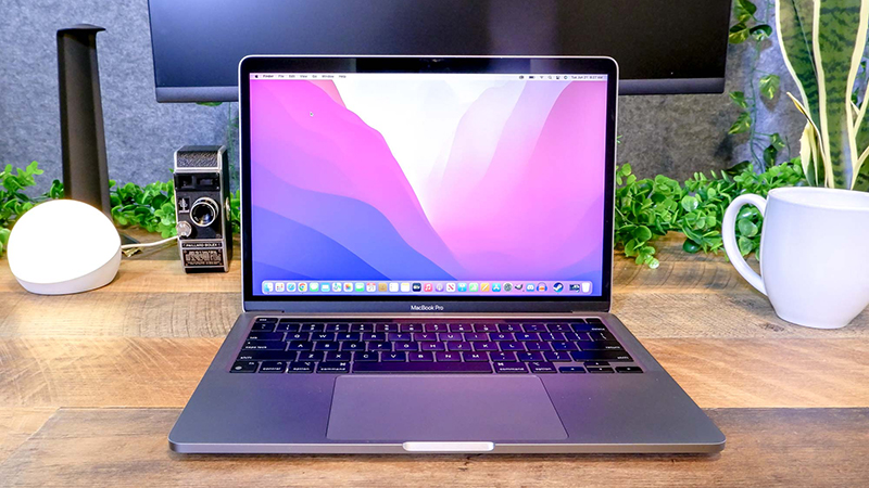 MacBook Pro M2 có mấy màu? Cận cảnh bảng màu và đánh giá chi tiết 3 Hình ảnh MacBook Pro M2 màu Bạc bên ngoài